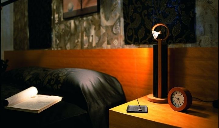Xông trầm hương đốt thơm phòng ngủ giúp thư giãn, đi vào giấc ngủ ngon hơn.