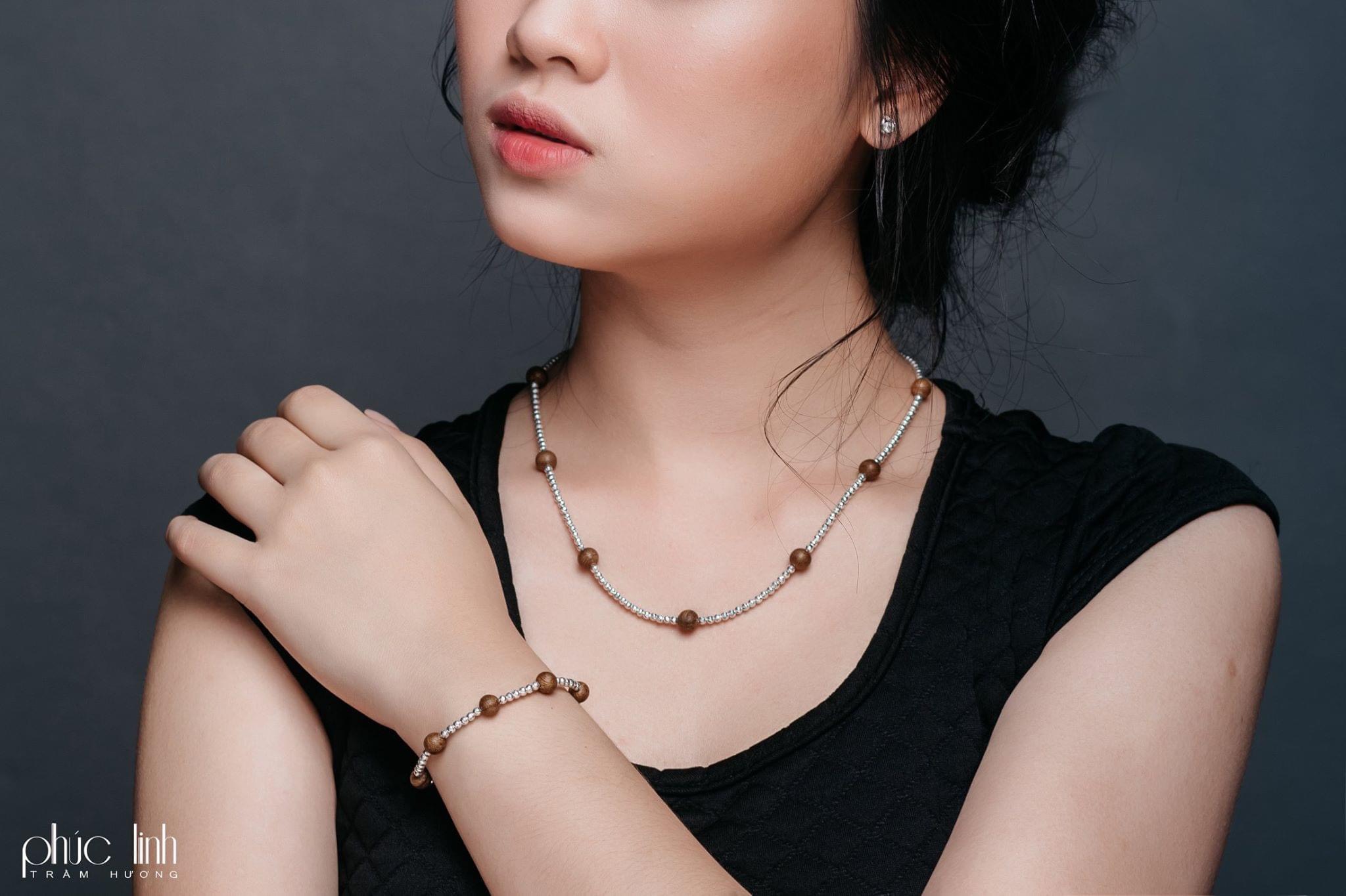 Vòng Tay Trầm mix bạc đơn giản nhưng toát lên vẻ đẹp tự nhiên, sang trọng, quý phái cho chủ nhân.