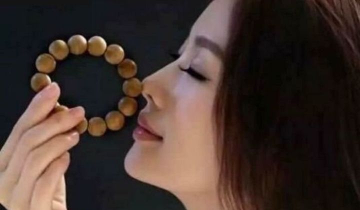 Mùi thơm chính là nét đặc trưng của Vòng Tay Trầm hương. Các nhà bán hàng lâu năm thường dựa vào mùi hương này để phân biệt các loại sản phẩm vòng tay.