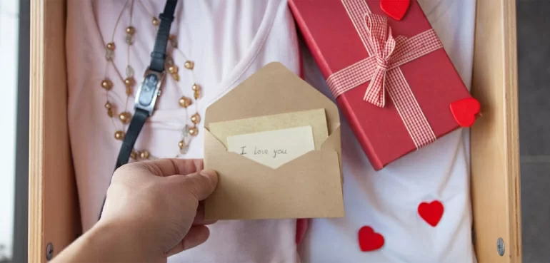 Đính kèm thư tay trong món quà giúp tăng thêm phần ý nghĩa nhiều lần