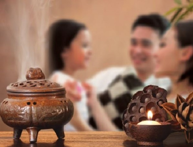 Xông trầm là nghi thức không thể thiếu khi nhập trạch nhà mới