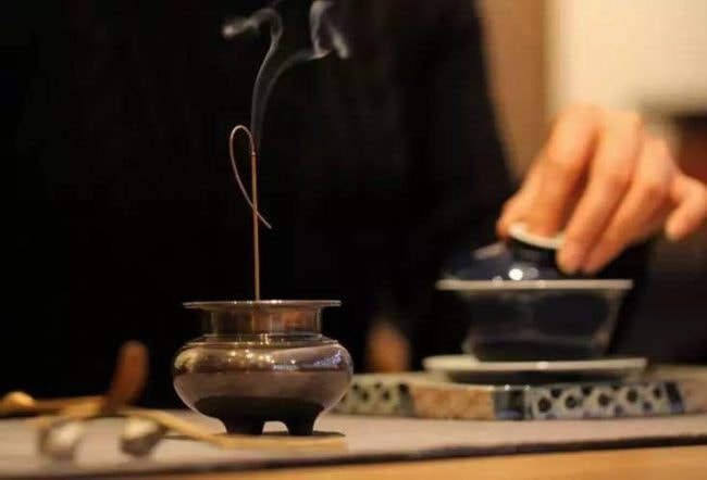 Bạn cần tìm hiểu kĩ nguồn gốc loại Trầm và sử dụng lượng hợp lí khi dùng trong phòng ngủ