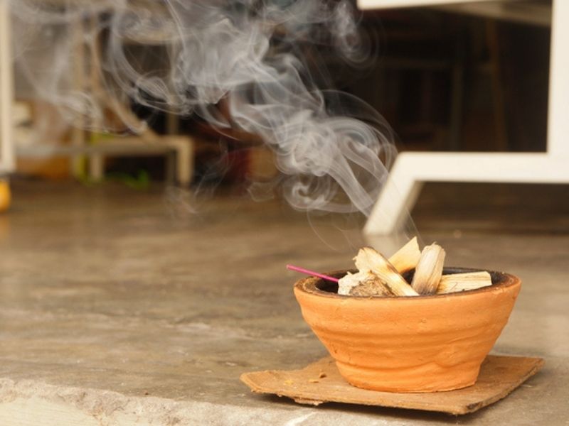 Có nên đốt Trầm Hương trên bàn thờ? Trầm hương được mệnh danh là Gỗ của các vị thần. Từ hàng ngàn năm nay, loại gỗ quý hiếm này không chỉ có mùi thơm vô cùng đặc biệt mà còn mang lại nhiều công dụng tuyệt vời.