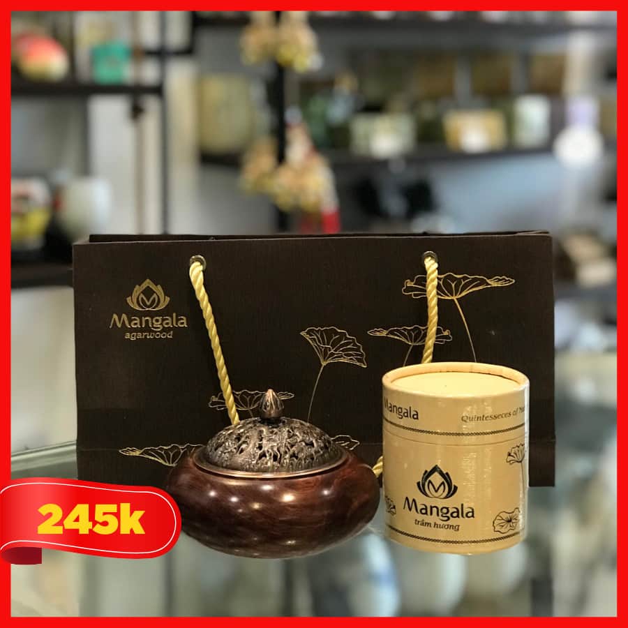 Set quà Tết có giá khoảng 200k gồm Nụ Trầm Hương Cao Cấp Mangala và dụng cụ xông Trầm đi kèm.