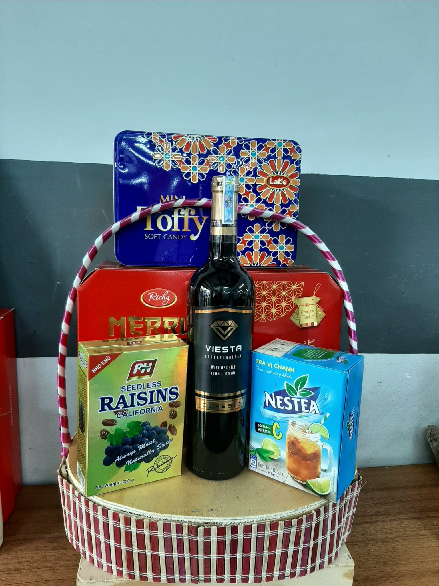 Giỏ Quà Tặng Tết Đà Nẵng gồm chai rượu và các loại trà bánh được dùng thiết thực trong ngày Tết có giá 404.000 đồng/bộ tại siêu thị Danavimart