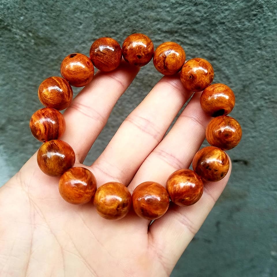 Gỗ huyết rồng có màu nâu đỏ, chất gỗ cứng chắc với độ thấu quang lên đến 99%