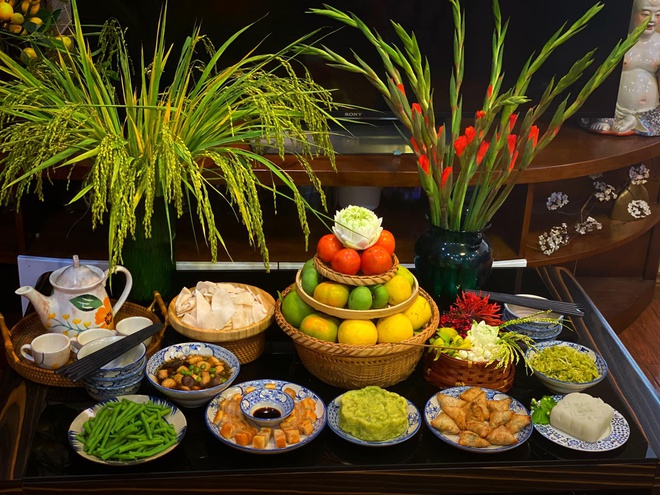 Cách thắp nhang cầu nguyện - Lễ vật phải là nước trong, hoa và trái cây tươi mới, mâm cúng mặn không nên quá nhiều đồ gây lãng phí