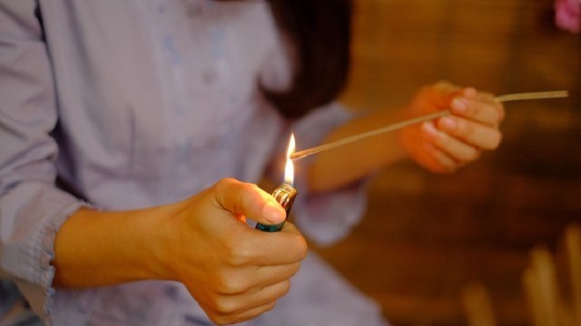 Khi thắp nhang ẩm, ngọn lửa sẽ không cháy đều và dễ tắt giữa chừng. Ngoài ra, gió quá mạnh cũng là một nguyên nhân gây tắt nhang.