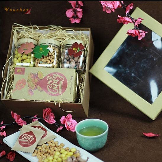 Hộp Quà Tết Cao Cấp Hải Long được set sẵn từng hộp có giá 200k đặt trong hộp cũng phù hợp làm quà tặng.