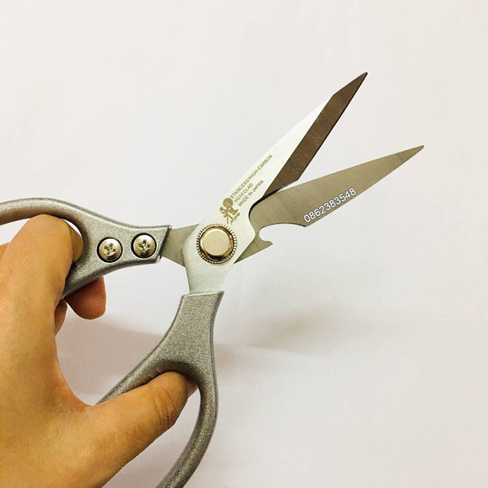 Không nên tặng các đồ vật sắc nhọn hoặc có màu sắc u ám