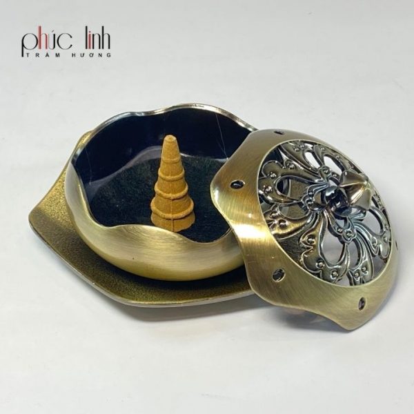 Cách đốt Trầm Hương trong đỉnh đồng? Từ thời xưa, cách đốt trầm hương trong đỉnh đồng đã trở thành một nét đẹp trong văn hóa của các quốc gia phương Đông, trong đó có Việt Nam.