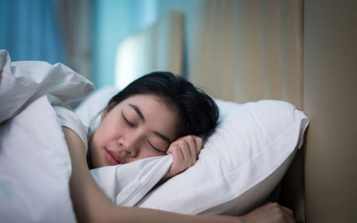 Xông nụ trầm hương trong phòng ngủ giúp thư giãn, đi vào giấc ngủ ngon hơn.