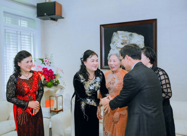 Mỗi dịp tết đến xuân về, việc mua gì tặng thông gia để họ ấn tượng nhất là vấn đề khó.