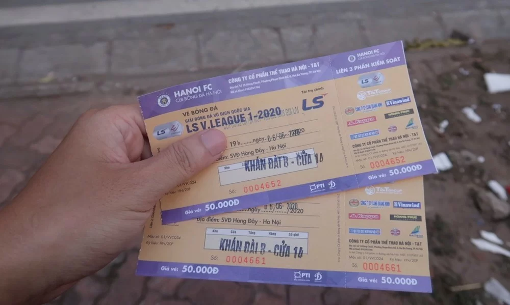 Môn thể thao vua đá banh có sức hút rất lớn đến cánh mày râu. Và còn gì bất ngờ hơn khi bạn chuẩn bị sẵn vé xem đánh banh và tặng quà sinh nhật cho nam. 