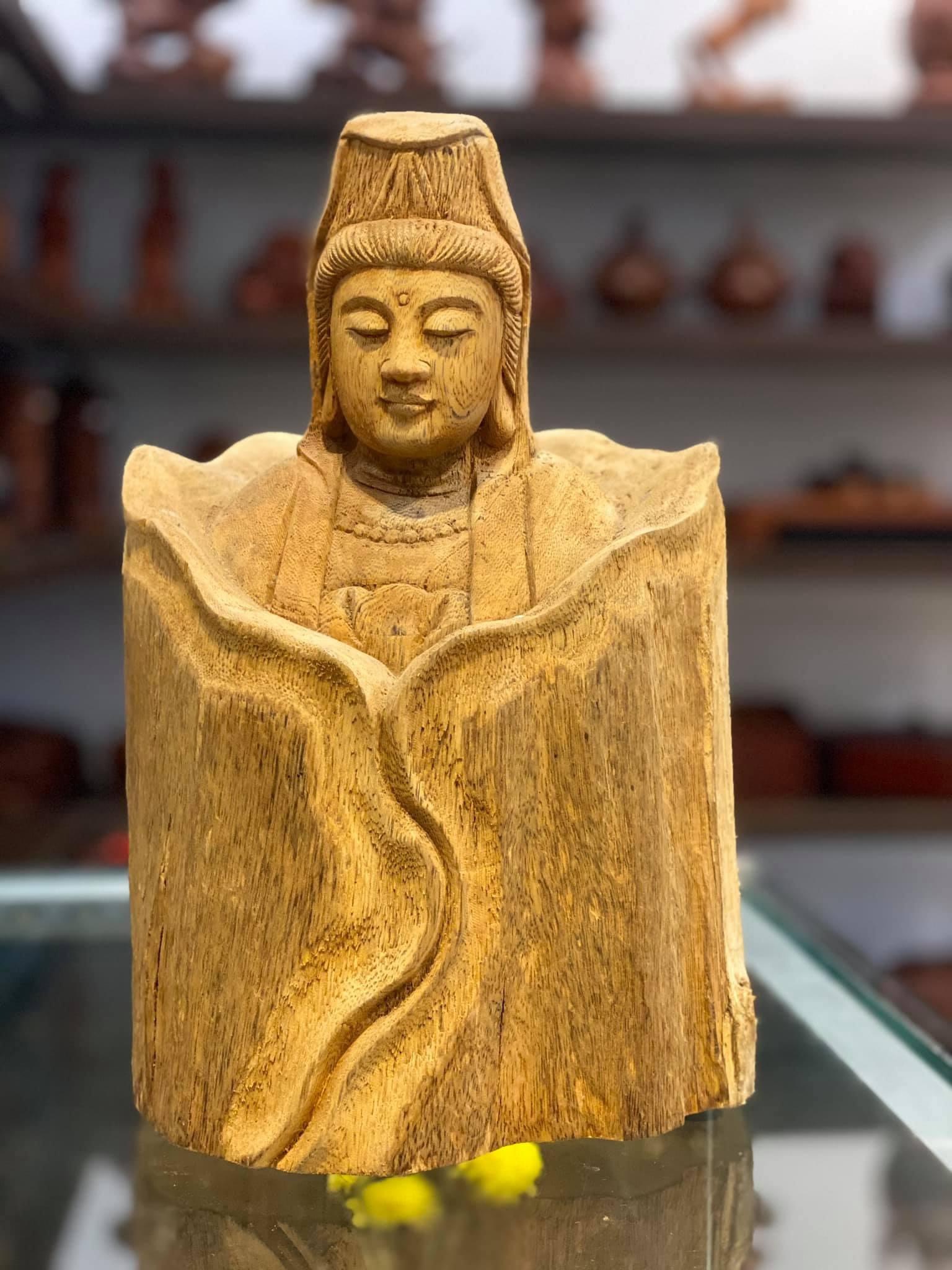 Tượng Phật Trầm Hương Quan Âm là một trong những sản phẩm của Mỹ Nghệ Trầm.