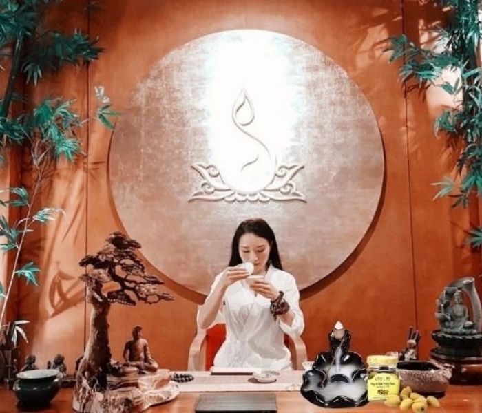 Nụ Trầm Hương là gì? Nụ Trầm Thác Khói khi đốt lên tạo thành một dòng khói chảy ngược theo phụ kiện nhìn rất bắt mắt.