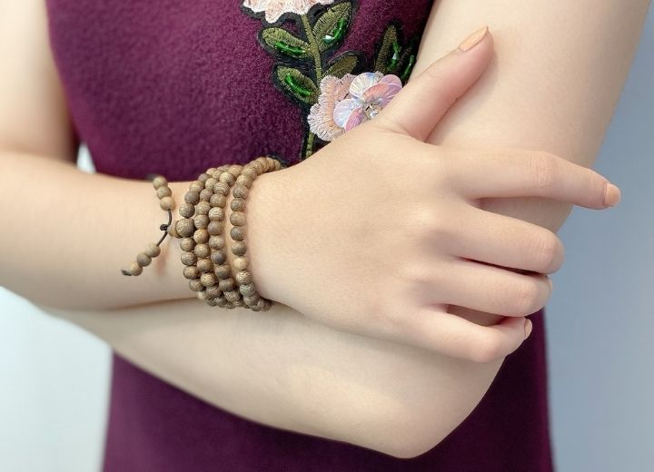 Cách đeo chuỗi 108 hạt có thể quấn thành vòng làm vòng tay, vừa sang trọng, vừa mang lại nhiều phong thủy tốt