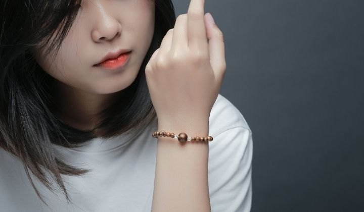 Vòng Tay Trầm Hương hạt tròn mix bạc là một món trang sức vừa sang trọng vừa mang tính thẩm mỹ cao.