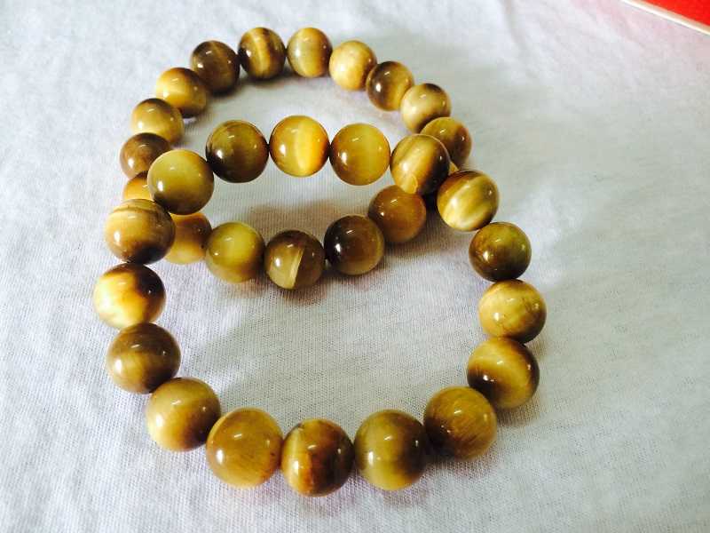 Vòng tay đá mắt hổ vàng dành cho người mệnh kim mang lại phong thủy tốt, thuận lợi trong công việc