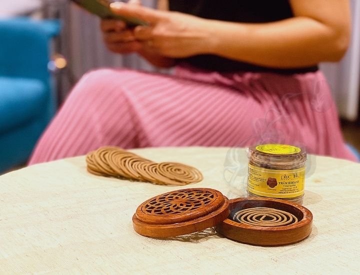 Hương Trầm thơm nhẹ, dễ chịu được dùng để thư giãn hay Yoga, Thiền định