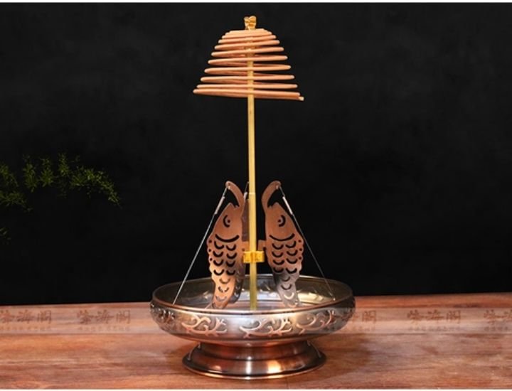 Nhang Vòng Trầm Hương được đốt cháy liên tục và thời gian dài nên cần đốt trong các phụ kiện có đế hứng tàn nhang đảm bảo an toàn ngọn lửa.