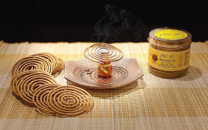 Có nên đốt Trầm Hương trên bàn thờ? Bằng cách lấy bột trầm hương trộn với keo cây lời bời làm chất kết dính, các loại nhang trầm hương khi đốt lên tỏa ra mùi hương rất dịu nhẹ, thân thuộc và mang đến nhiều lợi ích tuyệt vời.