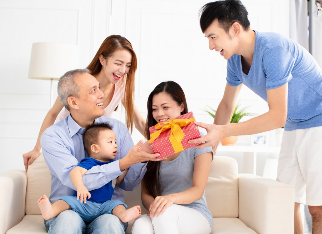 Những món quà tặng sinh nhật hay có lớn hay nhỏ thì đều mang trong đó tình yêu thương, trân trọng và niềm mong ước mạnh khỏe tay gửi gắm trao cho bố mẹ, ông bà.