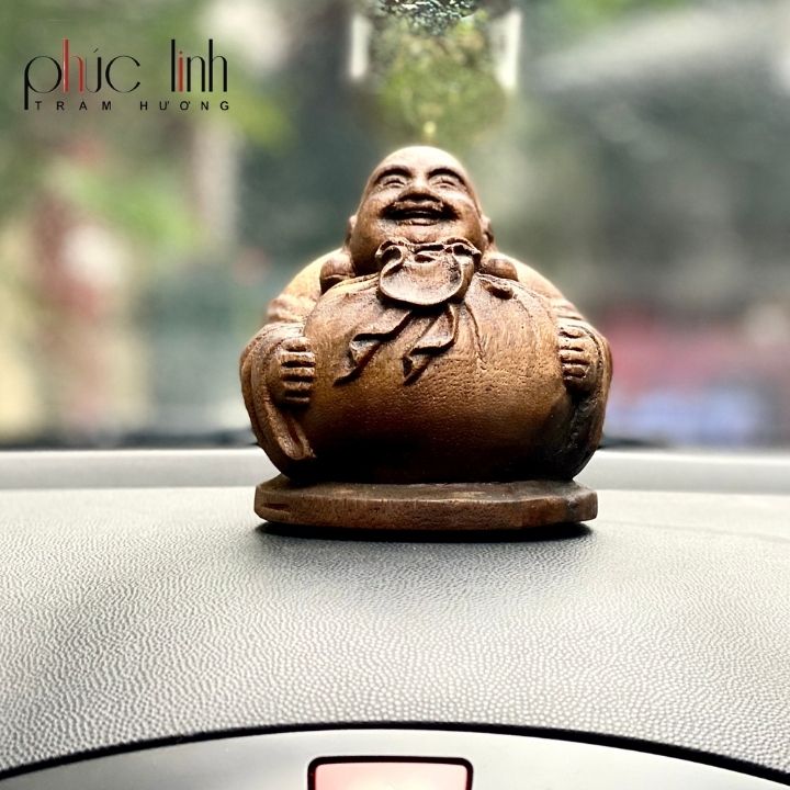 Tượng Phật Trầm Hương để ô tô là gì? Phôi gỗ Trầm Hương để tạc tượng từ cây Dó mềm và nhẹ nên khó tạo được độ sắc sảo cho Tượng