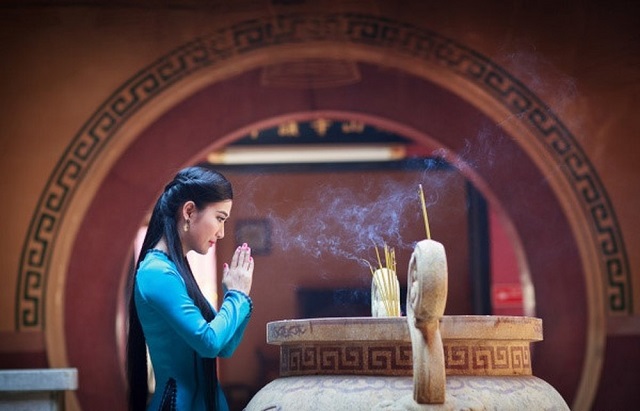Thắp nhang mấy cây - Phật tử đừng lo lắng khi phụ nữ có kinh thắp nhang được không thì đây là điều hoàn toàn bình thường