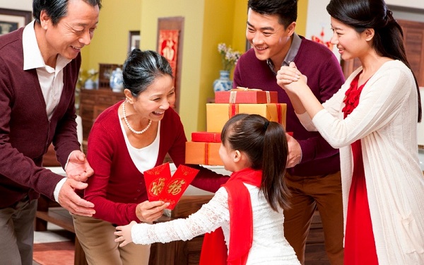 Bên cạnh những câu chúc sức khỏe, dành tặng cho ông bà những món quà đã được chuẩn bị chu đáo chắc chắn sẽ khiến ông bà vui, cảm động và ấm lòng trong những ngày đầu năm mới.