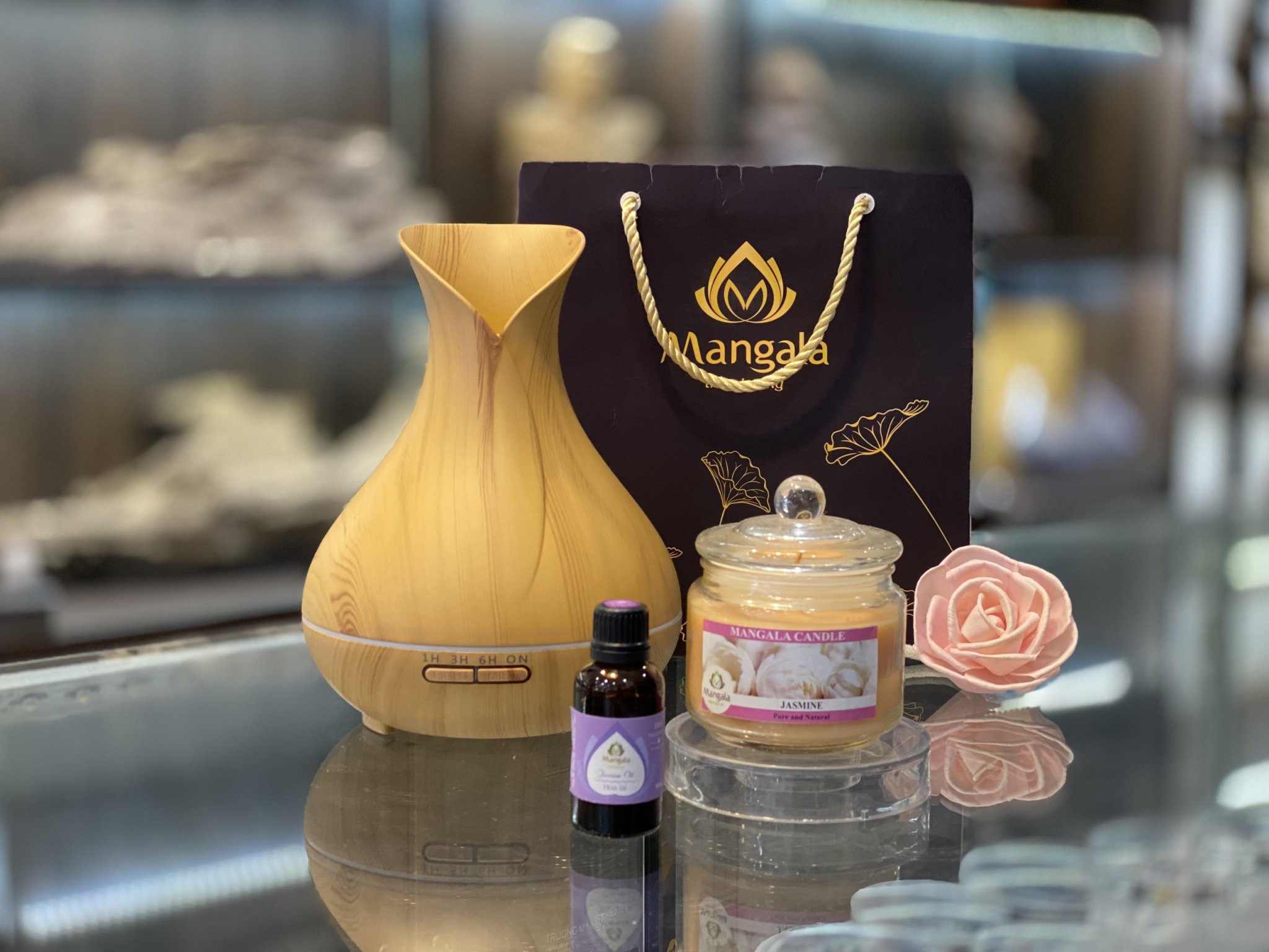 Tặng tinh dầu thiên nhiên hoặc Nến thơm tinh dầu để tạo hương thơm cho ngôi nhà cũng là ý tưởng mới và rất được quan tâm cho qùa tặng Tết năm nay