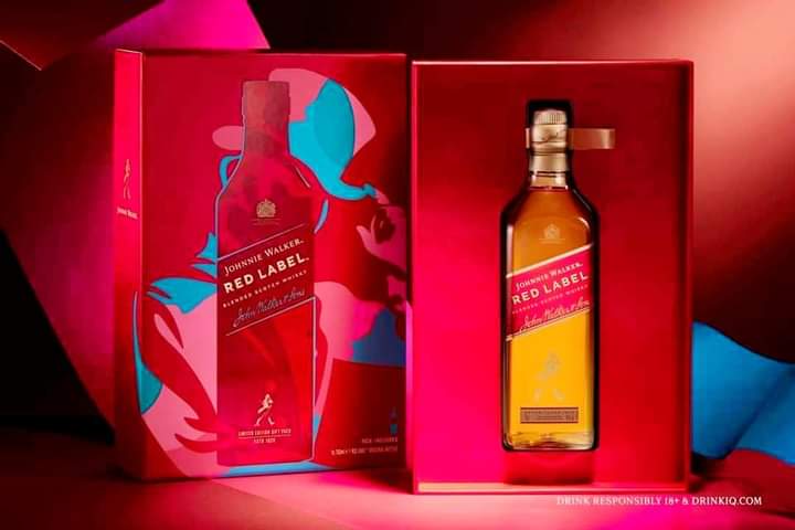 Hộp Quà Tết Đà Nẵng - Rượu Red Label chính hãng có giá 385.000 đồng/chai tại shop rượu Đông Thu là một lựa chọn rượu bình dân, an toàn dành cho bạn
