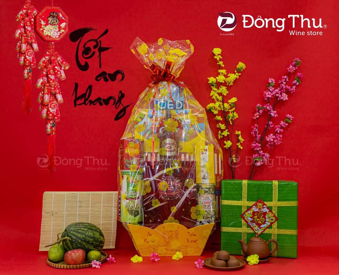 Trà, rượu, bánh mứt là những món thực phẩm không thể thiếu tạo hương vị tết chính cho mỗi gia đình người Việt. Các món thực phẩm được set sẵn theo bộ rất tiện cho người mua hàng.
