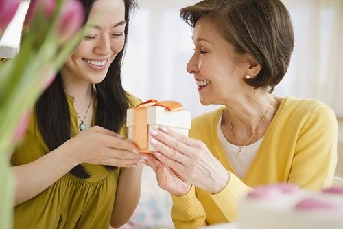 Tặng quà tết cho nhà bạn trai là cả một nghệ thuật, “bớt một chút thì thiếu, thêm một chút thì thừa”.