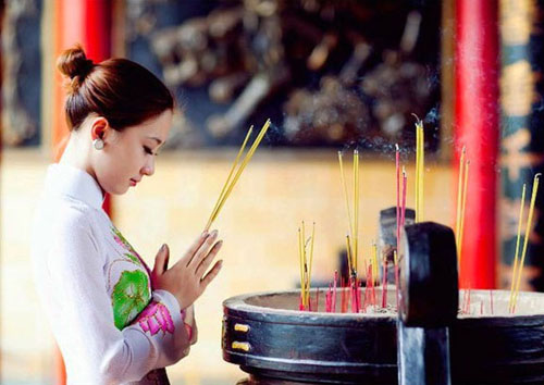Khói nhang trầm gửi lời khấn nguyện, điều ước đến các đáng thần linh, linh thiên. Mong một cuộc đời thật bình an, an yên.