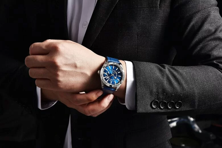 Thời gian có lẽ là món quà quý giá nhất mà một khi trao đi bạn chẳng thể lấy lại được. Vì thế còn gì tuyệt vời hơn khi tặng chàng chiếc đồng hồ hợp với phong cách của chàng,