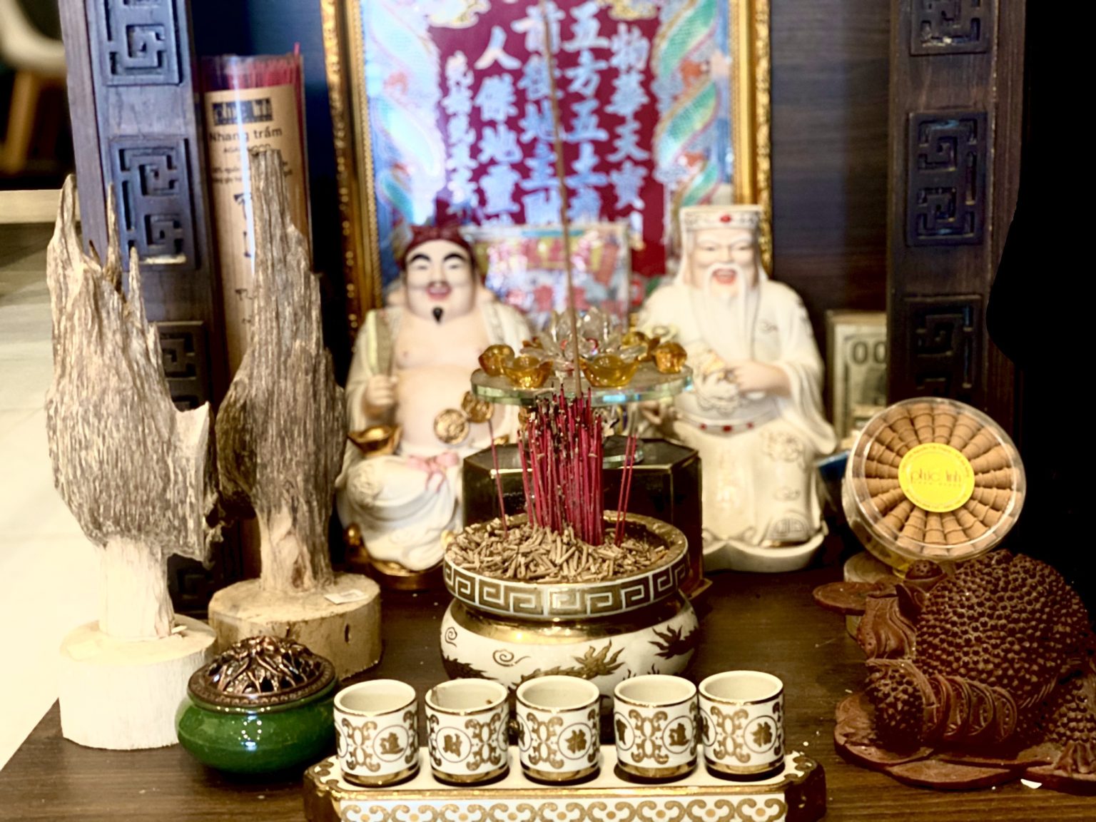 Thắp nhang thần tài mấy cây? Gia chủ làm ăn kinh doanh nên thắp 1 nén nhang ở bàn thờ Ông Địa mỗi sáng để cho công việc hanh thông, thuận lợi