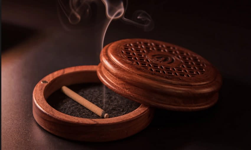 Không đốt, xông quá nhiều trầm hương sẽ khiến không gian bí bách hơn, chỉ sử dụng một lượng thích hợp với diện tích của phòng. 