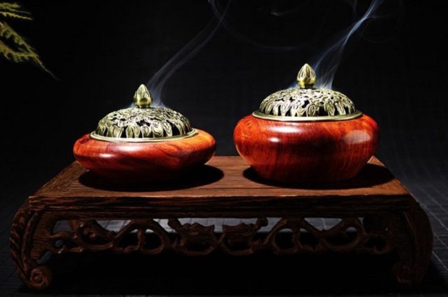 Đốt Nụ Trầm Hương trong nhà mang lại nhiều lợi ích sức khỏe.
