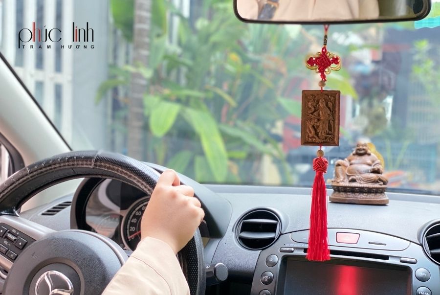 treo-xe-o-to-phong-thuy-tuong-phat-tram-huong (2)