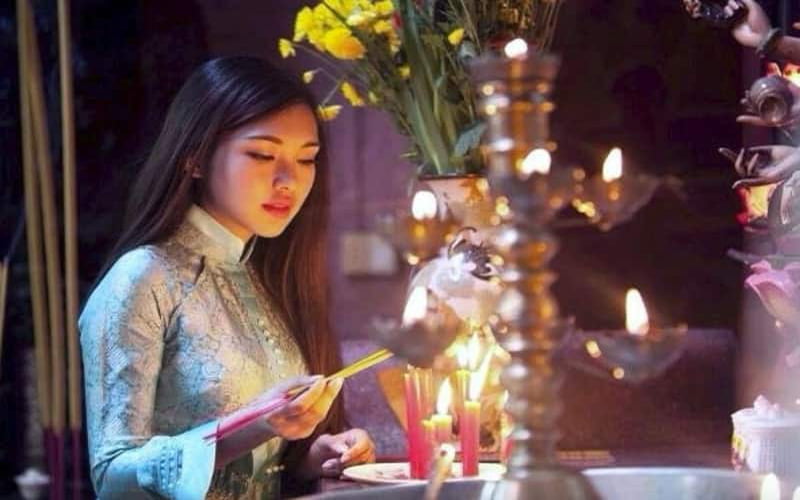 Nên thắp nhang vào đúng thời điểm cùng phong thái trang nghiêm nhất