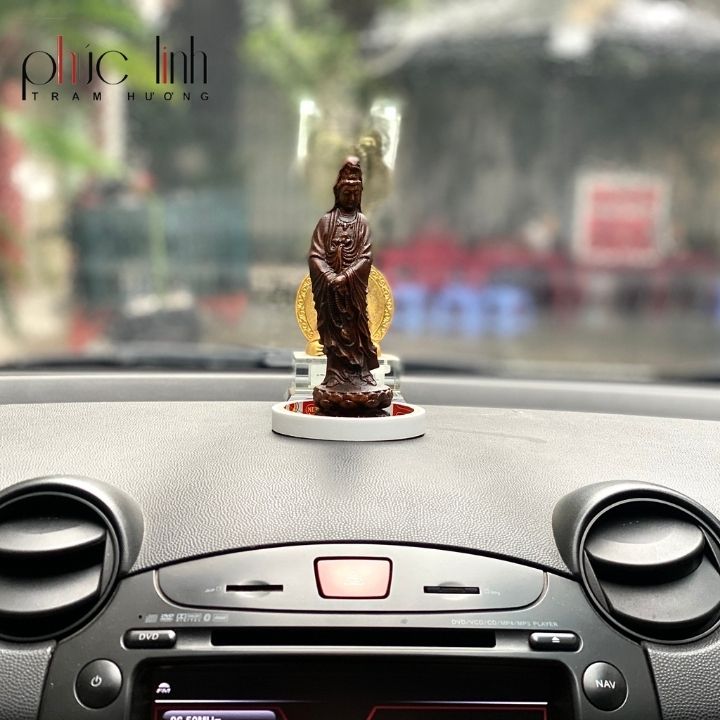 Đặt Phật Tượng để xe ô tô đúng cách - Tượng Phât Trầm hương cần đặt vị trí cao, sạch sẽ thể hiện tính tôn nghiêm.