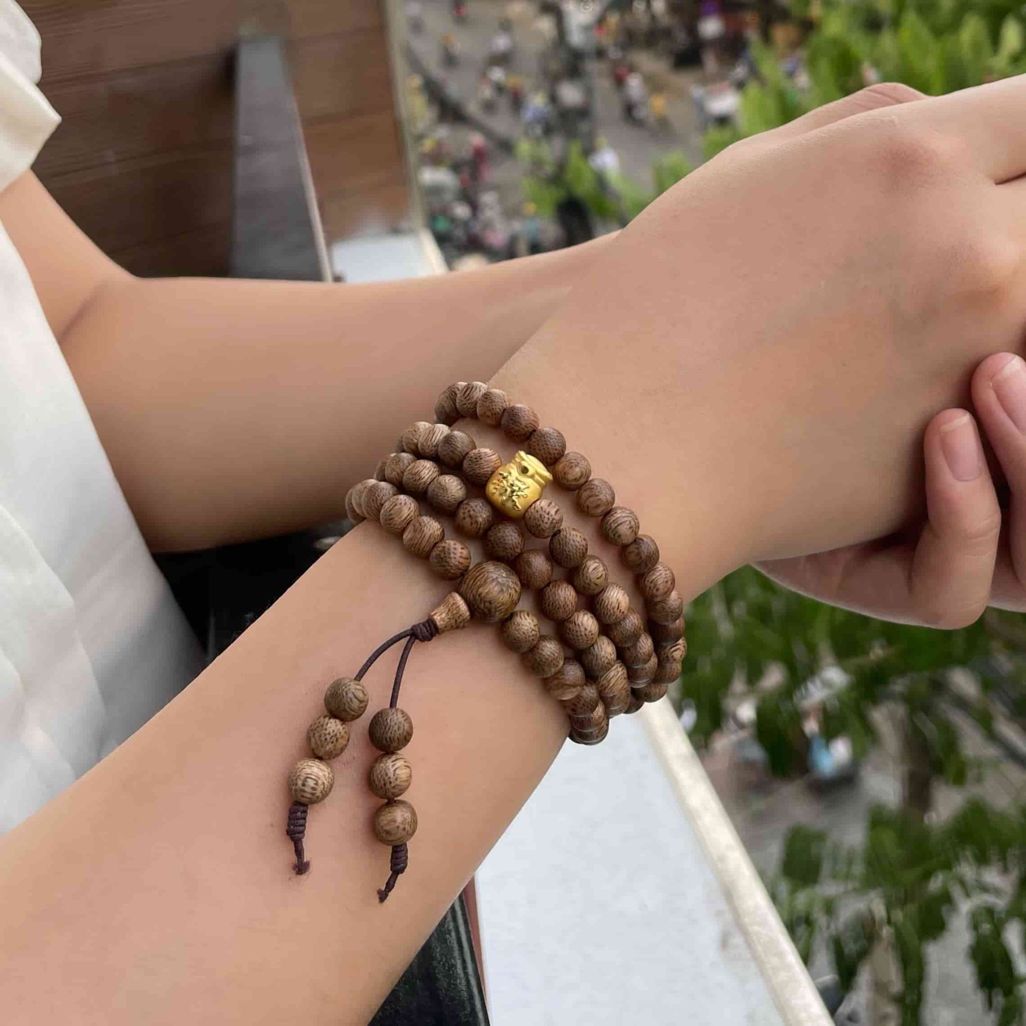 Vòng tay làm từ trầm hương Lào có vân sắc nét và mùi hương quyến rũ