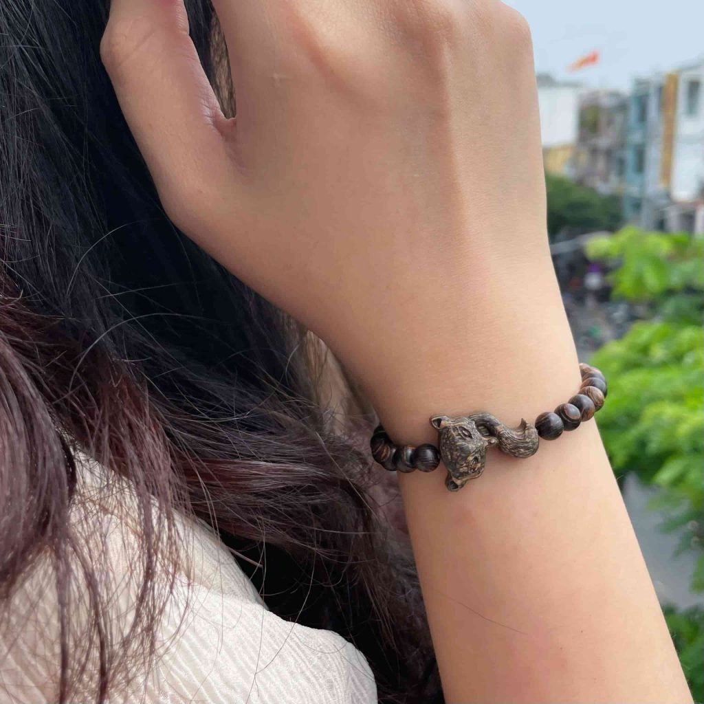 Vòng Tay Phúc Linh Sánh Quằn 6ly Phối Charm Trầm Hồ Ly