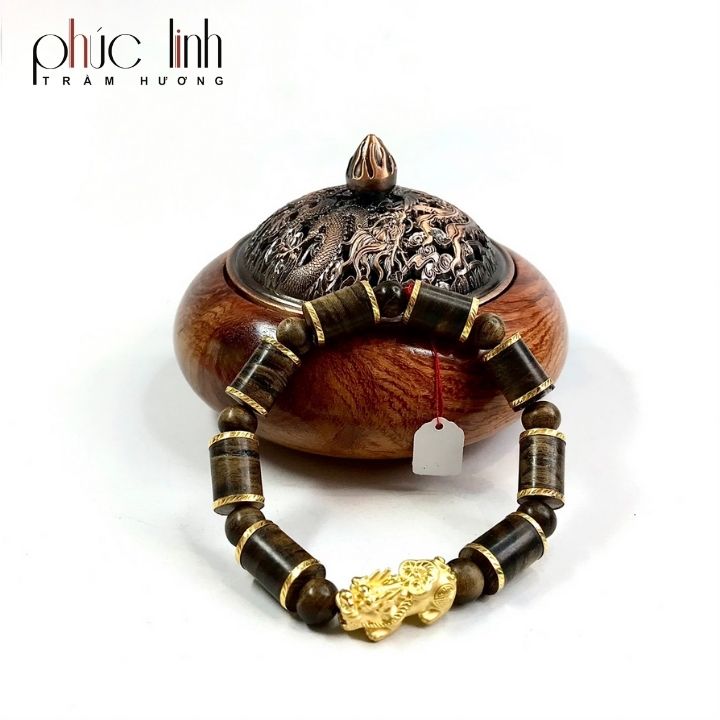Vòng tay trầm hương nam thường có kích thước hạt lớn hơn các size vòng nữ thường là 8ly, 10ly, 14ly, 18ly tùy vào từng sở thích của mỗi người. 