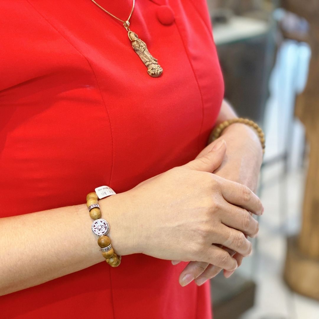 Vòng Tay Trầm Hương Mix Charm Bạc Phúc Linh mẫu mã đa dạng, phù hợp được cho tất cả trang phục và tất cả các sự kiện, thời gian.