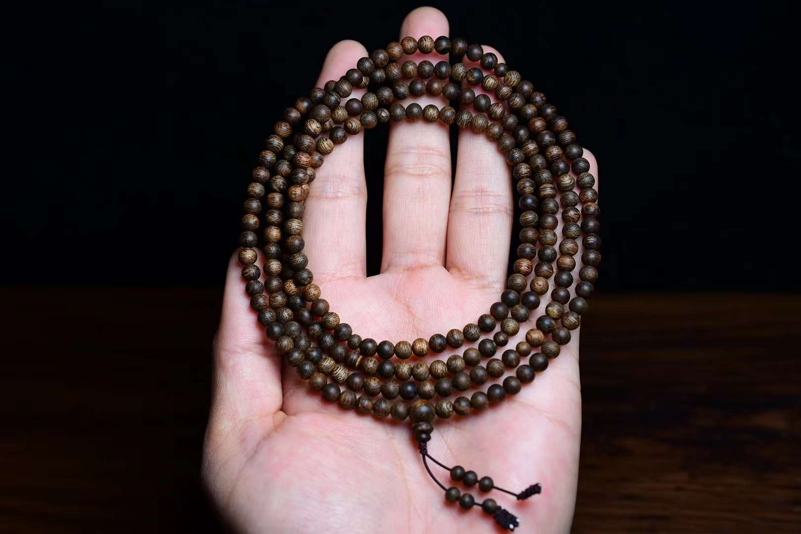 Vòng trầm hương 216 hạt còn có ý nghĩa về sự bình an, hạnh phúc, trường thọ vì con số 2 đặc biệt ấy.