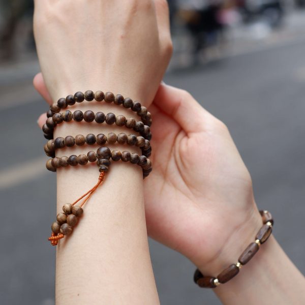 Vòng Gỗ Trầm Hương Sánh Chìm có khả năng đẩy lùi khí âm và hút khí dương, nên sẽ giúp tăng cường miễn dịch cho cơ thể.