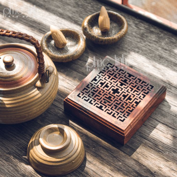 Cách đốt Trầm Hương trong đỉnh đồng? Nhang khoanh Trầm Hương giúp tinh thần phấn chấn và tỉnh táo nhờ mùi hương ngọt dịu của trầm. Sử dụng trầm để xông giúp đầu óc thư giãn, ngủ sâu