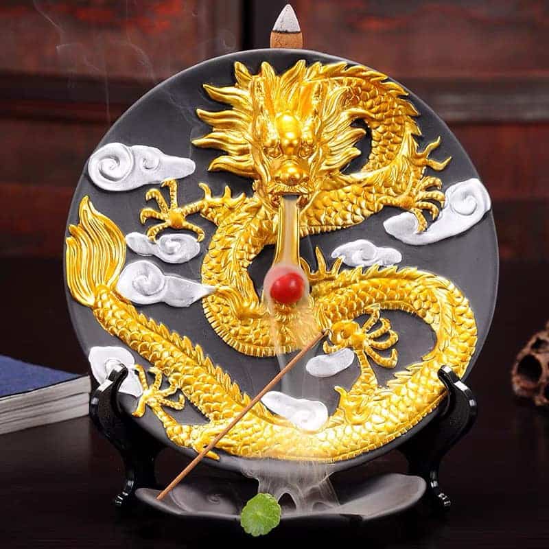Thác khói đĩa rồng nhả ngọc là sản phẩm tinh tế được làm từ gốm tráng men. Sản phẩm phù hợp làm quà tặng hay dùng trang trí ở phòng làm việc phòng khách.